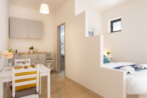 Iron/ironing board, bed sheets - Newly Refurbished Studio Near Kvaternik Square (Zagreb)