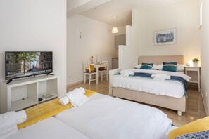 Iron/ironing board, bed sheets - Colorful Studio Near Kvaternik Square (Zagreb)