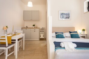 Iron/ironing board, bed sheets - Colorful Studio Near Kvaternik Square (Zagreb)