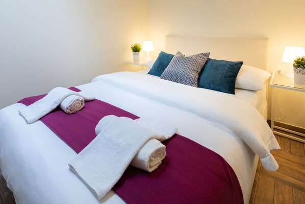 Iron/ironing board, bed sheets