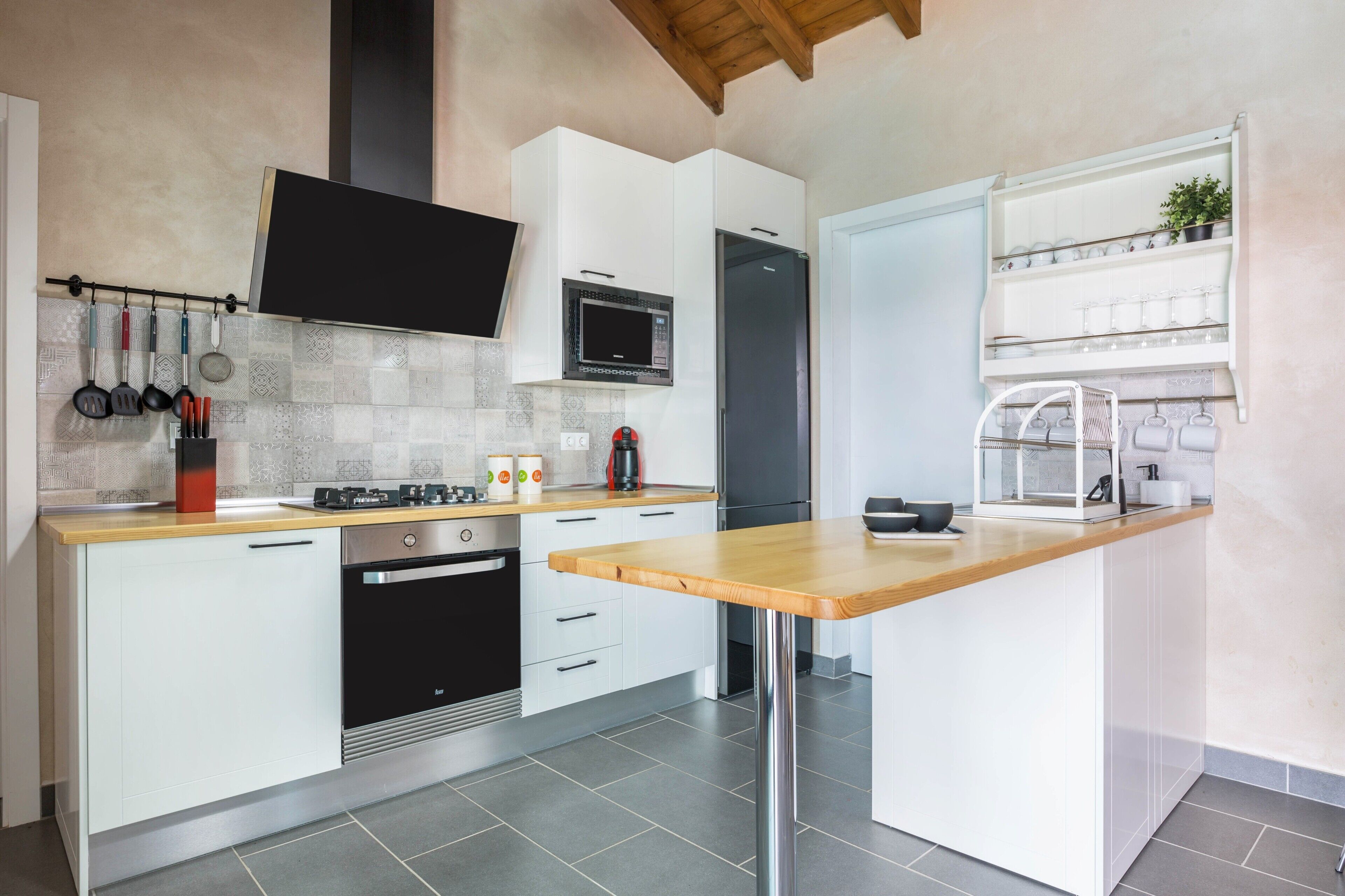 Geladeira, micro-ondas, fogão, cooktop