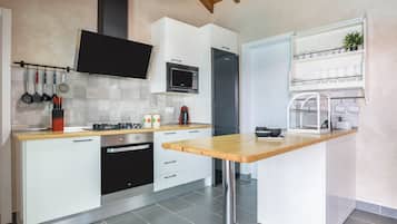 Geladeira, micro-ondas, fogão, cooktop