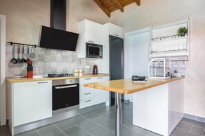 Frigorifero, microonde, forno, piano cottura