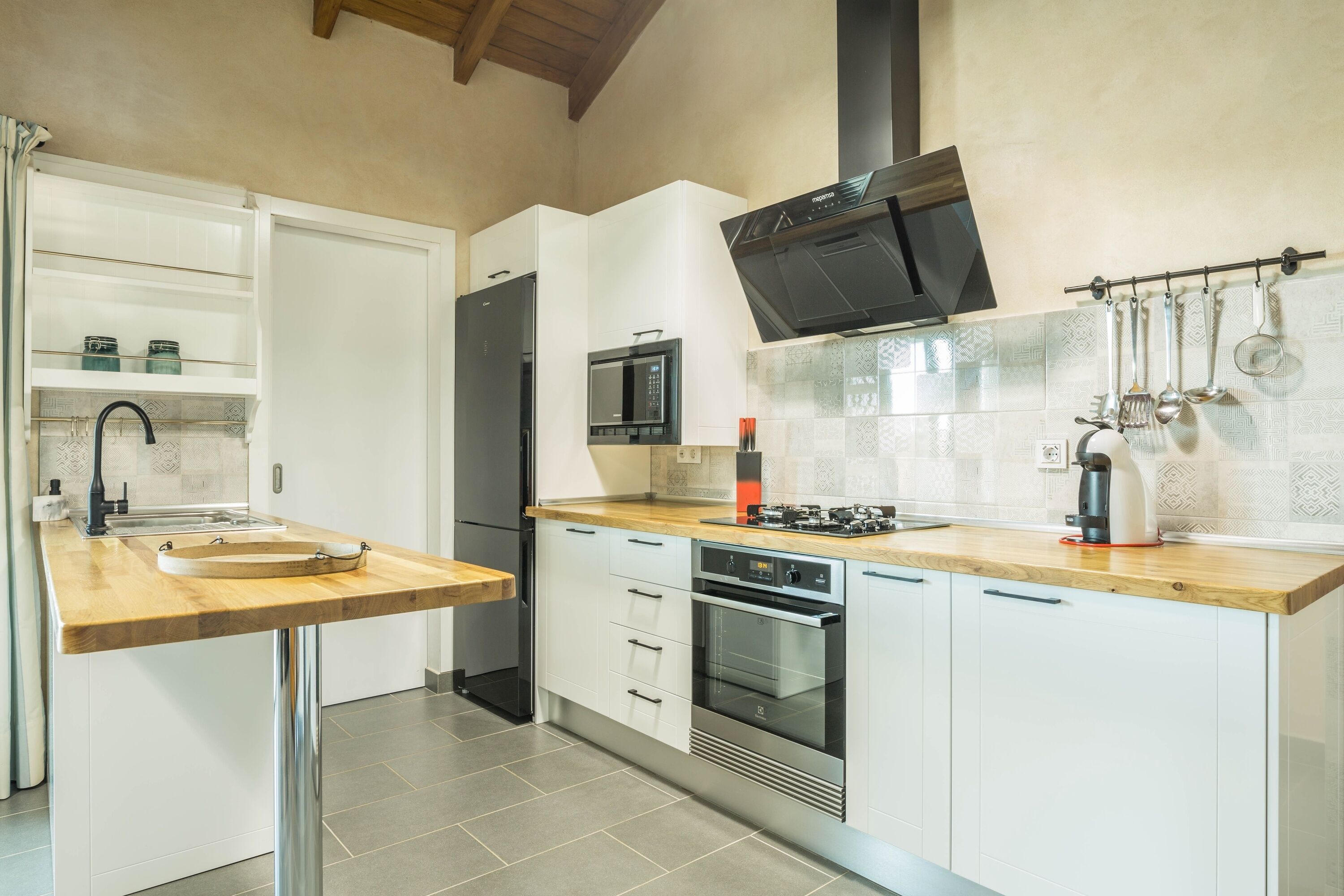 Køleskab, mikrobølgeovn, ovn, kogeplade