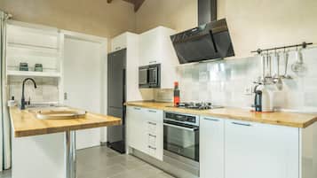 Geladeira, micro-ondas, fogão, cooktop