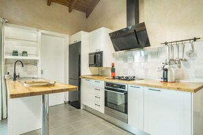 Geladeira, micro-ondas, fog ão, cooktop