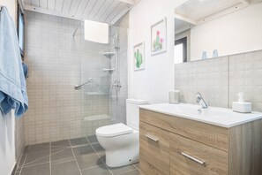 Een douche, een haardroger, handdoeken