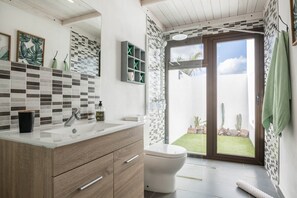 Douche, séchoir à cheveux, serviettes fournies