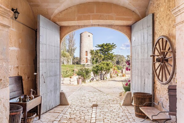 Terrace/patio - Rustic Holiday Home "Son Costa" with Mountain View, Garden, Pool & Wi-Fi (Montuiri)