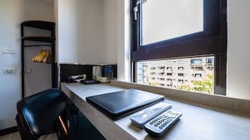 Standard Twin Room | In-room safe, desk, blackout drapes, free WiFi