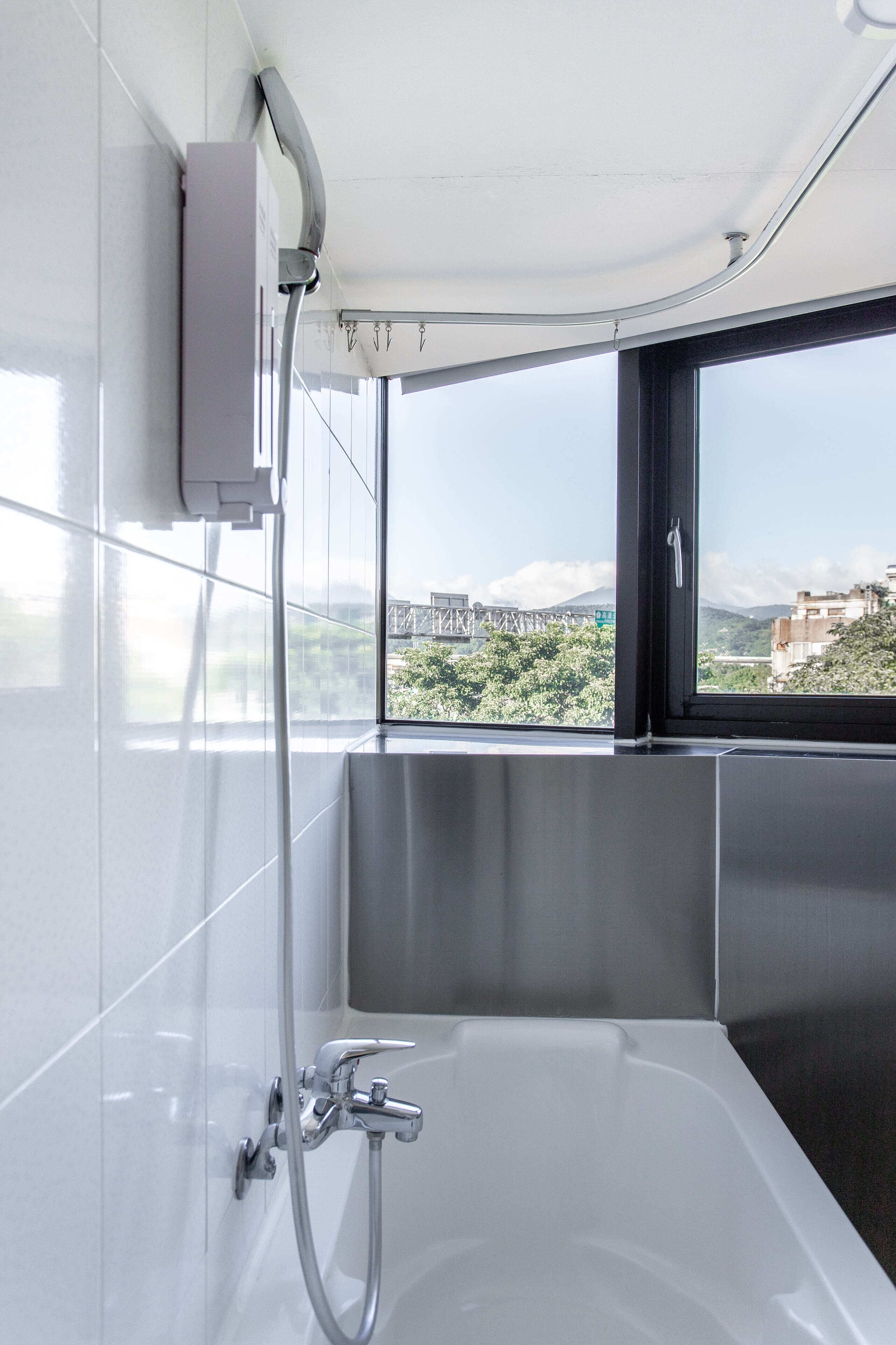 Panoramic Triple Room | Bathroom | Combined shower/tub, hair dryer, slippers, towels