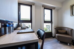 ห้องสแตนดาร์ดทวิน | ตู้นิรภัยในห้องพัก, โต๊ะทำงาน, ผ้าม่านกันแสง, Wi-Fi ฟรี