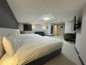 Executive Quadruple Room | In-room safe, desk, blackout curtains, free WiFi