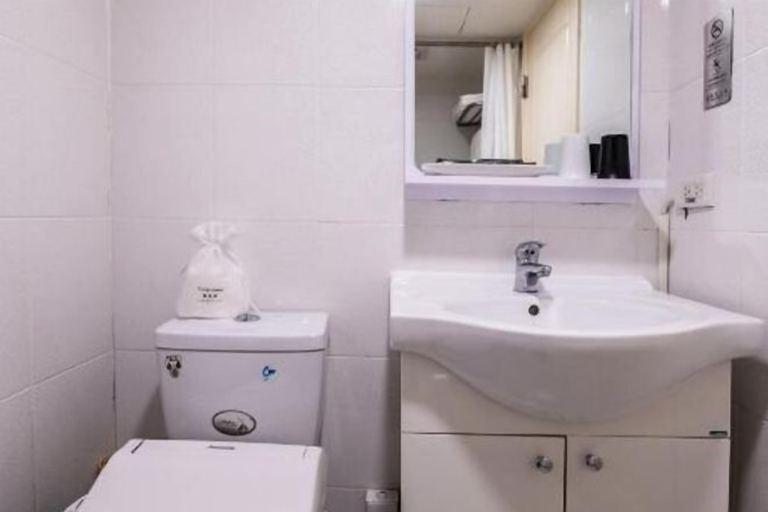 ฝักบัวในอ่างอาบน้ำ, ไดร์เป่าผม, รองเท้าสวมภายในห้อง, ผ้าเช็ดตัว