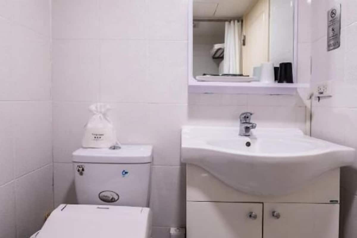 Combined shower/bathtub, hair dryer, slippers, towels