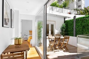 Outdoor dining - JOIVY Principe Real 2BR Apt w/Terrace nearby Botanical Garden of Lisbon (Lisboa)