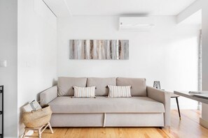 TV - JOIVY Principe Real 2BR Apt w/Terrace nearby Botanical Garden of Lisbon (Lisboa)