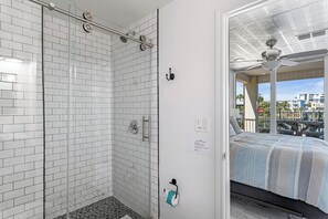 Combined shower/tub, hair dryer, towels, shampoo - Beach home with Boat Slips, Free Tiki Cruise Incl! (Destin)
