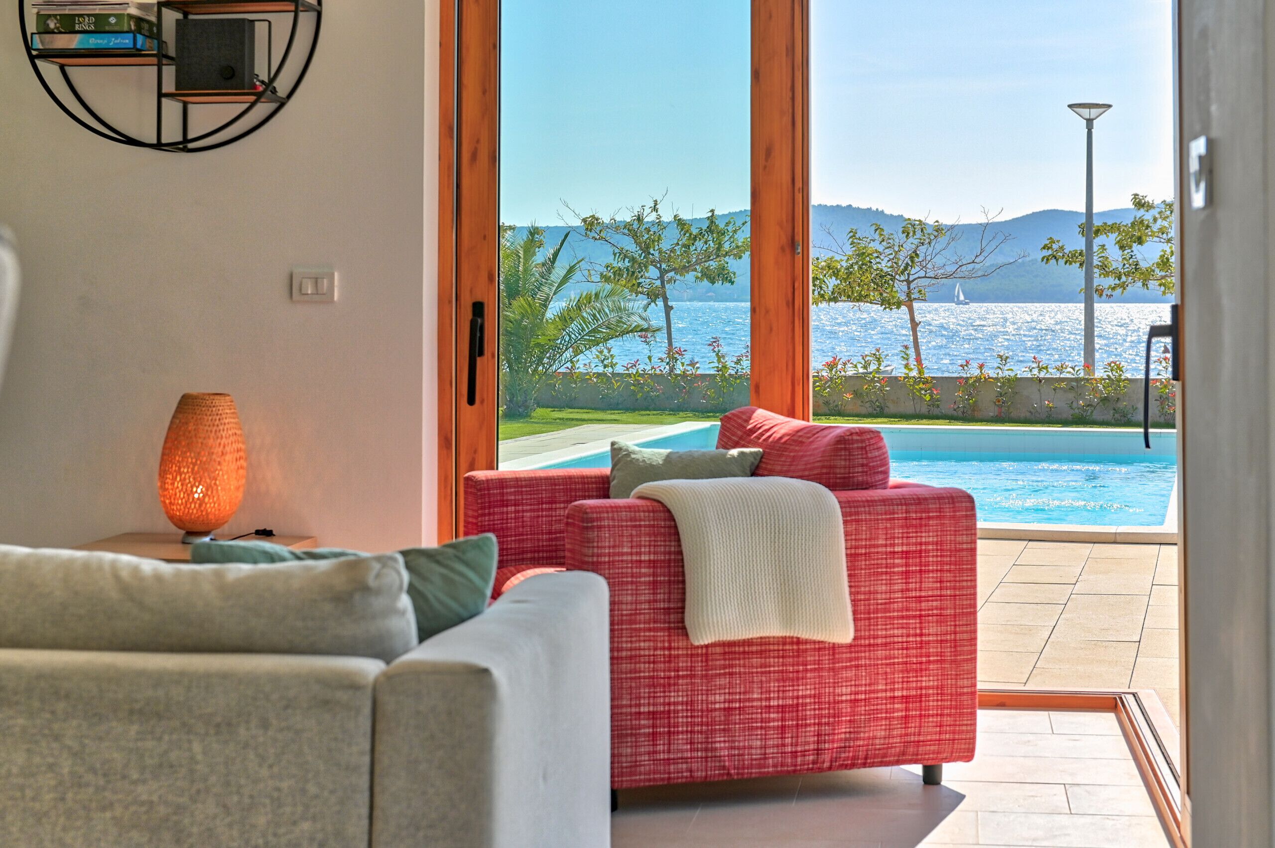 Villa, 4 Schlafzimmer, eigener Pool, Meerblick | Wohnzimmer | Kamin