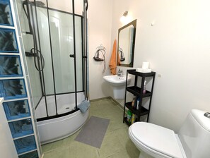 Shower, hair dryer, towels, soap - Old Town Peldu two-bedroom apartment (Rīga)