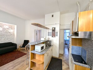 Kühlschrank, Mikrowelle, Ofen, Herdplatte