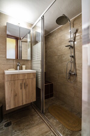 Comfort Duplex | Bathroom shower