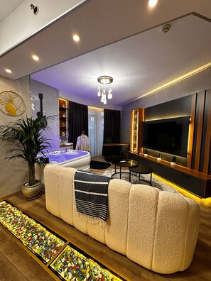 Executive kamer, 1 slaapkamer, bubbelbad | Lakens van Egyptisch katoen, luxe beddengoed, een bureau