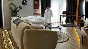 Executive Room, 1 Bedroom, Jetted Tub | Cadar kapas Mesir, peralatan tempat tidur premium, meja 