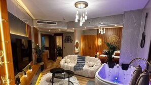 Executive Room, 1 Bedroom, Jetted Tub | Cadar kapas Mesir, peralatan tempat tidur premium, meja 