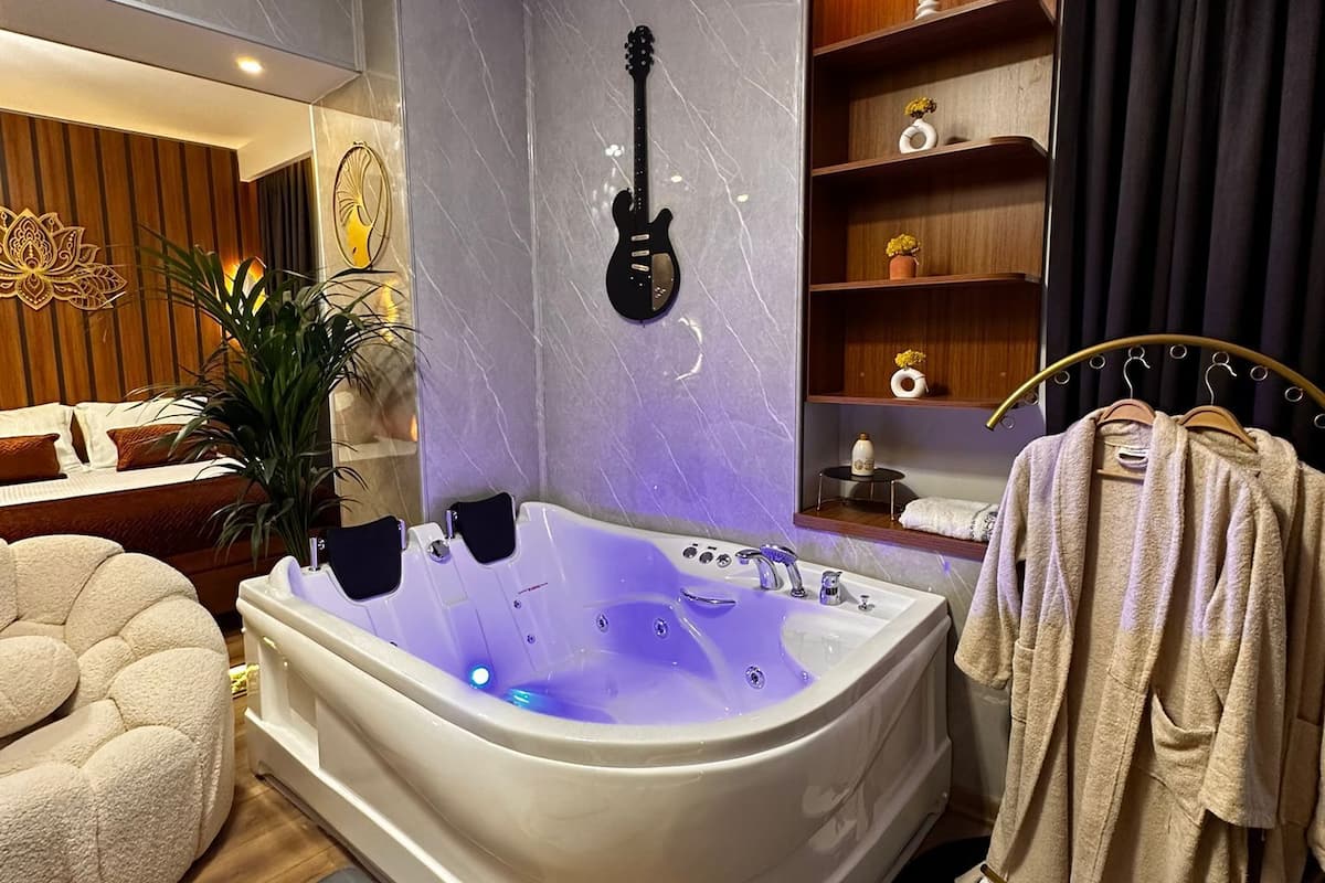 executive room, 1 bedroom, jetted tub | jetted bathtub