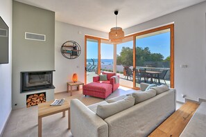 TV, fireplace