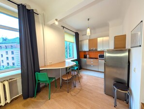 Kjøleskap, ovn, kokeplater og kaffetrakter/tekoker