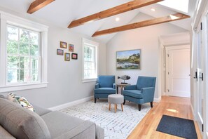 Télévision, cheminée, espaces bureaux