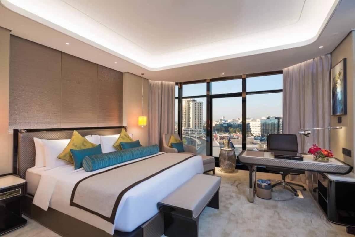 Minibar, meja kerja, tirai kedap cahaya, dan kedap suara