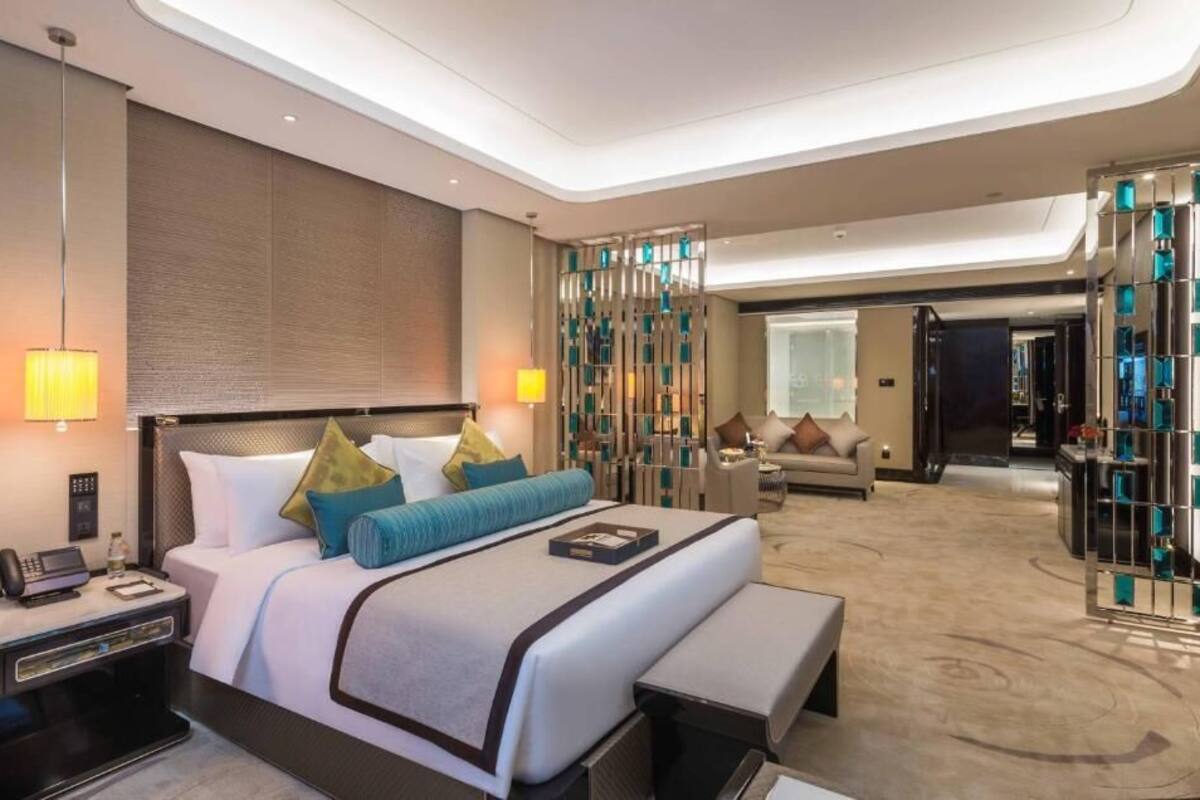 Suite Klasik, pemandangan laut | Minibar, meja kerja, tirai kedap cahaya, dan kedap suara
