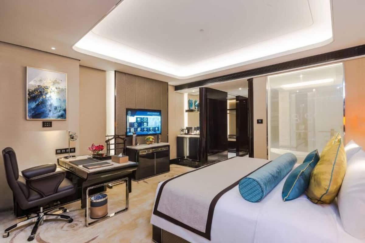 Minibar, meja kerja, tirai kedap cahaya, dan kedap suara