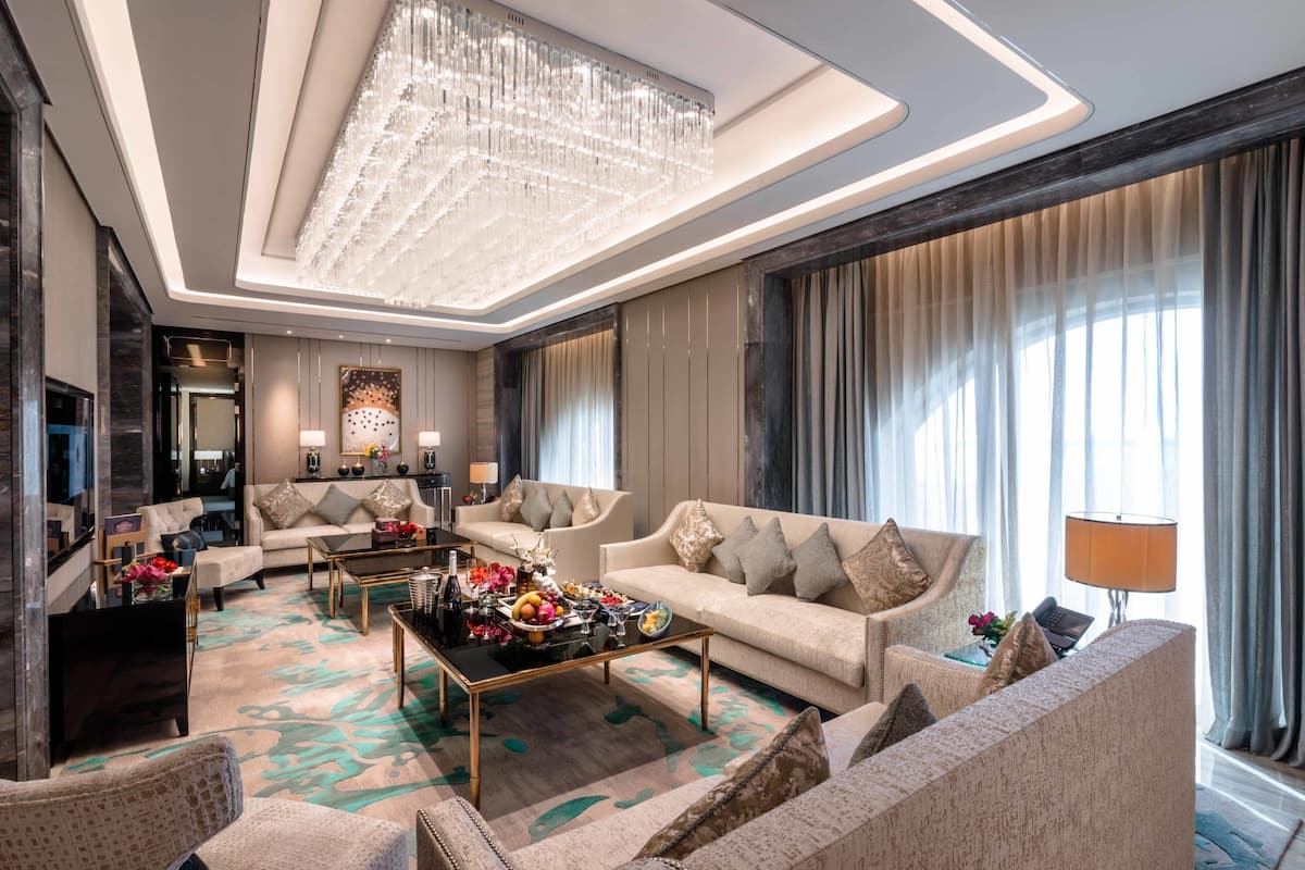 Royal-Suite | Wohnbereich | 49-Zoll-Smart-TV mit Digitalempfang