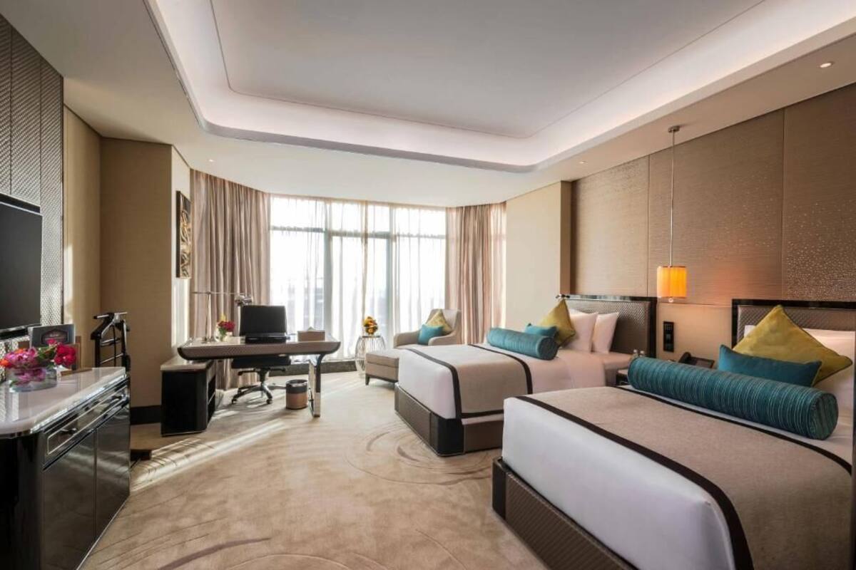 Kamar Twin Premium, pemandangan laut terbatas | Minibar, meja kerja, tirai kedap cahaya, dan kedap suara