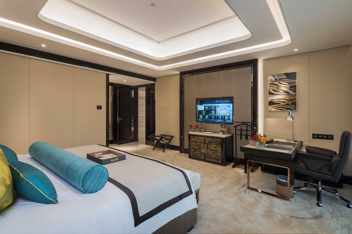 Minibar, meja kerja, tirai kedap cahaya, dan kedap suara