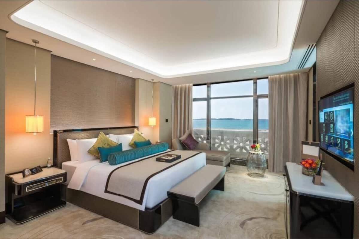 Minibar, meja kerja, tirai kedap cahaya, dan kedap suara