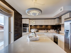 Kühlschrank, Mikrowelle, Ofen, Geschirrspüler