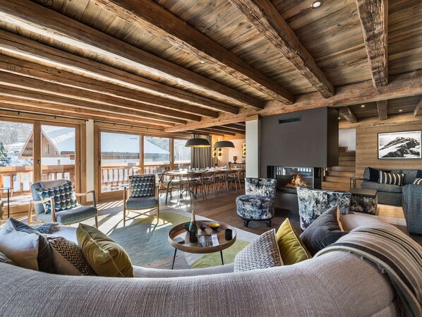 Fernseher, Kamin, Stereoanlage