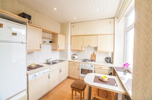 Fridge, microwave, oven, stovetop - Fresh 2room apartment in the heart of Old Town (Rīga)