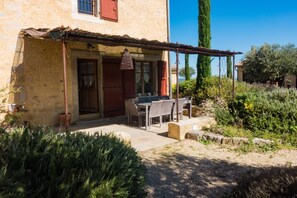 Outdoor dining - 2 beautiful farmhouse upto 16 people private pool, views and air conditionning (Pauligne)