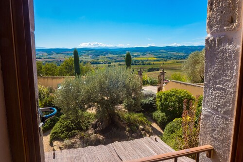 2 beautiful farmhouse upto 16 people private pool, views and air conditionning