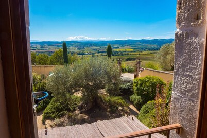 2 beautiful farmhouse upto 16 people private pool, views and air conditionning