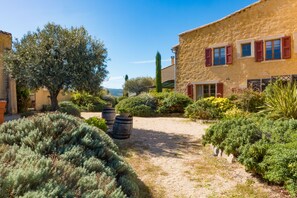 Property grounds - 2 beautiful farmhouse upto 16 people private pool, views and air conditionning (Pauligne)