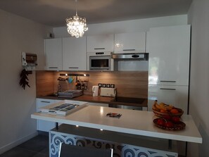 Refrigerador, microondas, parrilla de estufa y lavavajillas 