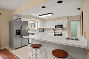 Jääkaappi, mikroaaltouuni, uuni, liesi