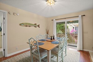 Dining - Close to the Village with an easy walk to restaurants, shops and Pier (St Simons Island)